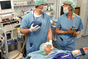 Anaesthesist bei Narkoseeinleitung im Operationssaal
