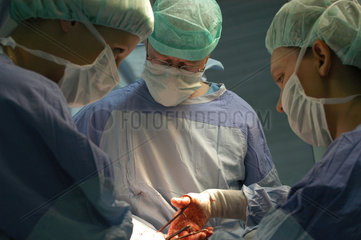 Chirurgen bei einer gynaekologischen Bauchoperation im Operationssaal