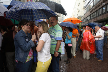 Menschen unter Regenschirmen in Budapest