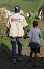 Minova  Demokratische Republik Kongo  Mitarbeiter von Malteser International mit einem Kind