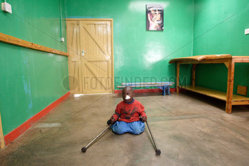 Kenia  Portrait eines koerperbehinderten Jungen