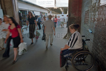 Invalide Bettlerin im Haupteingang des Zentralmarktes in Kaliningrad  Russland
