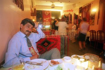 Nachdenklicher Mann in einem Restaurant in Istanbul