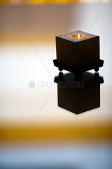 Sevilla  Spanien  Kerze auf steht auf einem Glastisch