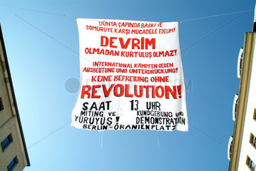 Berlin  deutsch-tuerkisches Transparent auf dem MyFest in Berlin-Kreuzberg