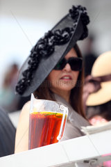 Epsom  Grossbritannien  eine Frau mit Hut hinter einem Glas mit Pimm's