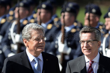 Berlin  Deutschland  Bundespraesident Joachim Gauck  links  und Bundesverteidigungsminister Dr. Thomas de Maiziere  CDU