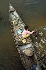 Vietnam  Fischerboot in einer Flusslandschaft bei Hue