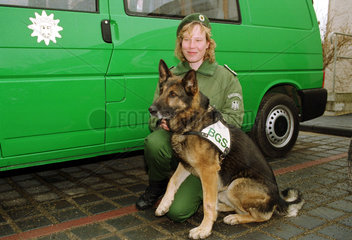 Beamtin vom Bundesgrenzschutz mit Diensthund