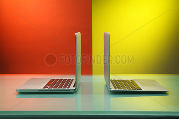 Hamburg  Deutschland  Apple MacBook Pro (links) und Apple MacBook Air (rechts)