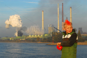 Duisburg  Deutschland  Ein Junge vor der Kokerei der ThyssenKrupp Stahl AG