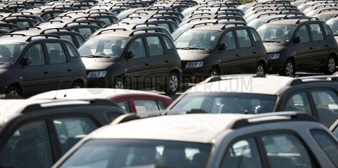 Bremerhaven  Deutschland  Neuwagen der Marke Hyundai warten auf die Verschiffung