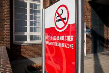 Berlin  Deutschland  Hinweis: letzter Aschenbecher vor der Nichraucherzone