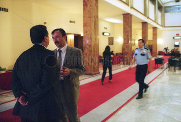 Abgeordnete in einem Saal im tuerkischen Parlament