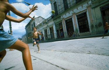 Kinder spielen auf der Strasse in Kuba