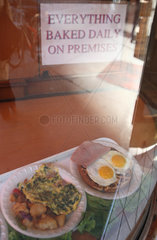 New York City  USA  Auslage in einem Schaufenster eines Restaurants