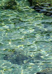 Sardinien  Wasseroberflaeche am Capo La Testa