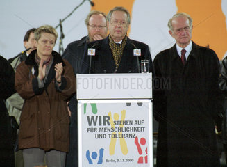 Berlin  Deutschland  Aktion -Wir stehen auf fuer Menschlichkeit und Toleranz-