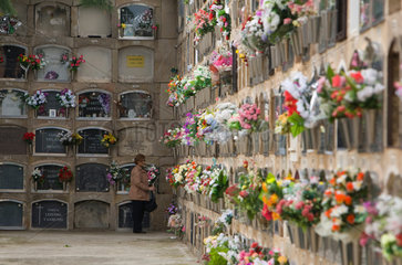 Barcelona  Spanien  Graeber auf dem Cementiri Vell im Stadtteil Poblenou