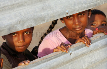 Batticaloa  Sri Lanka  Maedchen und Junge in einem Fluechtlingslager