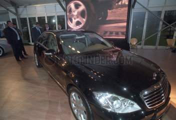 Schwarzer Mercedes S-Klasse in einem Autosalon in Bukarest  Rumaenien