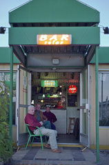 Maenner im Eingang einer Bar in Poznan  Polen