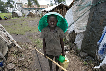 Goma  Demokratische Republik Kongo  Junge in einem IDP Camp