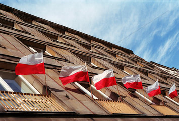 Polnische Nationalflaggen an einem Gebaeude  Posen (Poznan)  Polen