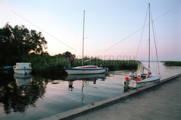 Segelboote auf einem See in den Masuren  Polen