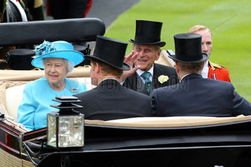 Ascot  Grossbritannien  Queen Elisabeth II und Prince Philip sitzen in einer Kutsche