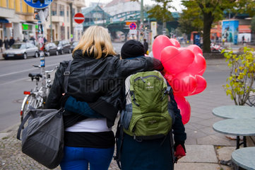 Berlin  Deutschland  zwei Frauen mit Herzluftballons