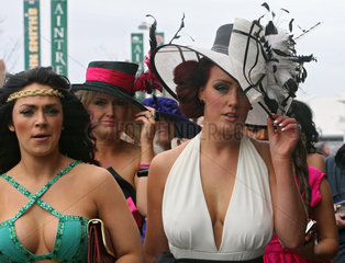 Liverpool  Grossbritannien  Elegant gekleidete Frauen beim Pferderennen