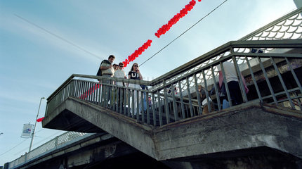 Menschen auf einer Treppe zur Bruecke  Kaliningrad  Russland