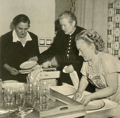 drei Frauen beim Abspuelen  1956