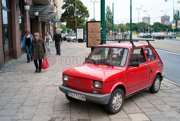 Poznan  Polen  ein Fiat Polski parkt auf dem Buergersteig