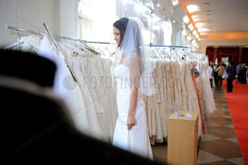 Berlin  Deutschland  Besucherin auf der Premium-Hochzeitsmesse Himmlisch Heiraten