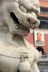 Peking  Loewe und Mao-Portraet vor dem Tiananmen-Tor