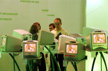 Berlin  Deutschland  TV-Installation auf der IFA 2001