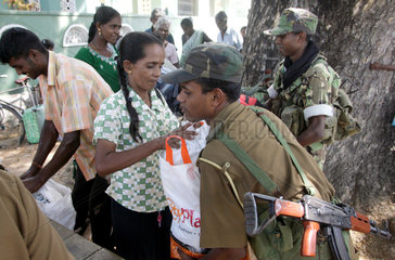 Batticaloa  Sri Lanka  Gepaeckkontrolle bei den IDPs