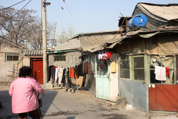 Peking  Waesche haengt an Hutongs im Altstadtviertel