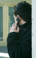 Berlin  Mann telefoniert mit Handy