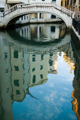 Venedig  Italien  Spiegelungen auf einem Kanal