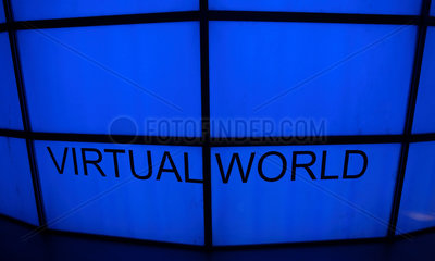 Shanghai  blaue Monitore mit der Aufschrift Virtual World