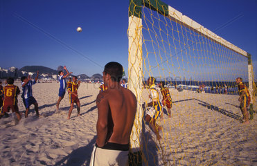 Strandfussball an der Copacabana in Rio de Janeiro