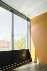Berlin  Deutschland  grosszuegige Fenster in einem ausgebauten Dachgeschoss