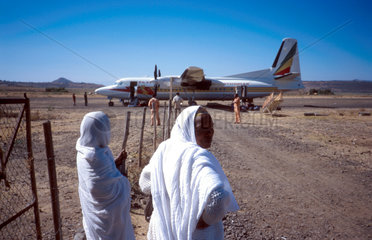 Aethiopische Reisende warten auf den Check In