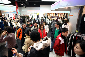 Seoul  Menschen in einem Kaufhaus
