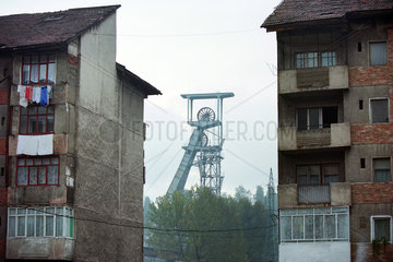 Wohnblocks und ein Foerderturm im rumaenischen Kohlerevier  Petrila
