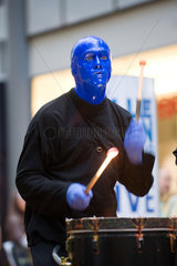 Berlin  Deutschland  ein Blue Man trommelt waehrend einer Vorfuehrung