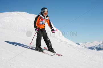 Krippenbrunn  Oesterreich  Maedchen beim Skifahren